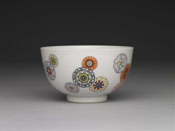 洋彩皮球花紋碗