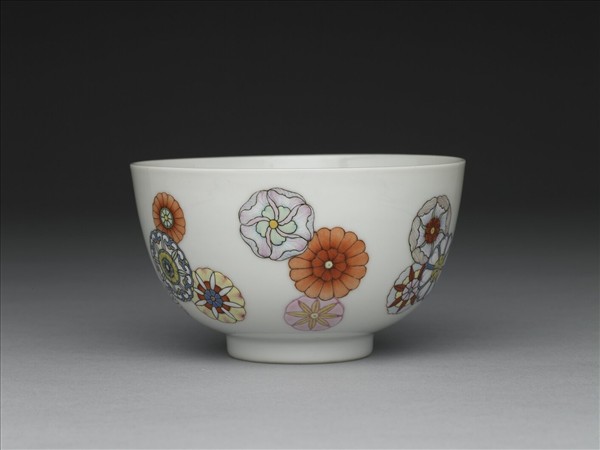 洋彩皮球花紋碗