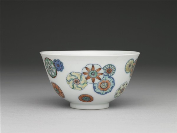 鬥彩團花紋碗
