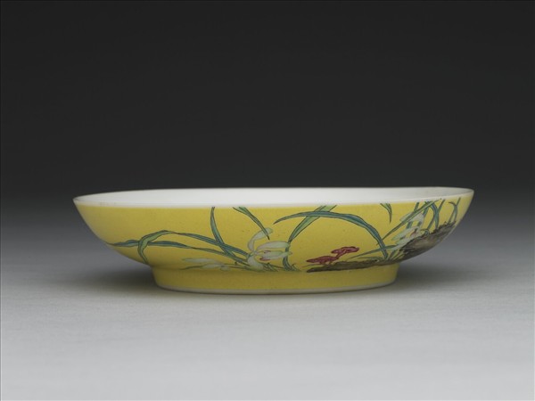 琺瑯彩黃地芝蘭紋盤