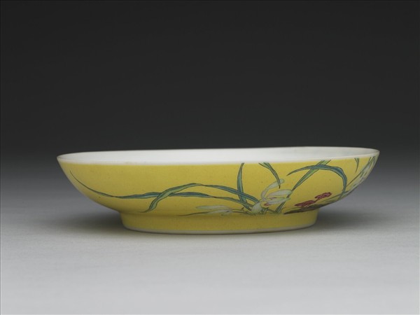 琺瑯彩黃地芝蘭紋盤