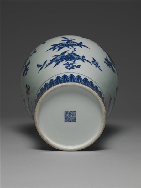 青花花果紋梅瓶