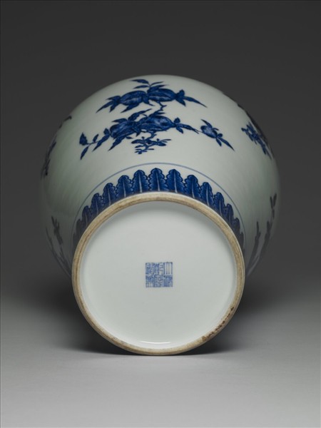 青花花果紋梅瓶