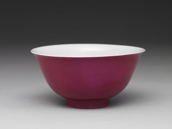 胭脂紅釉暗龍紋碗