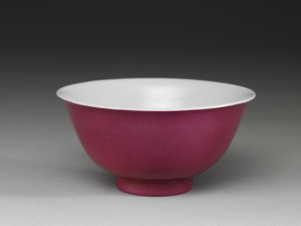 胭脂紅釉暗龍紋碗