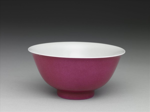 胭脂紅釉暗龍紋碗
