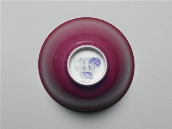 胭脂紅釉暗龍紋碗