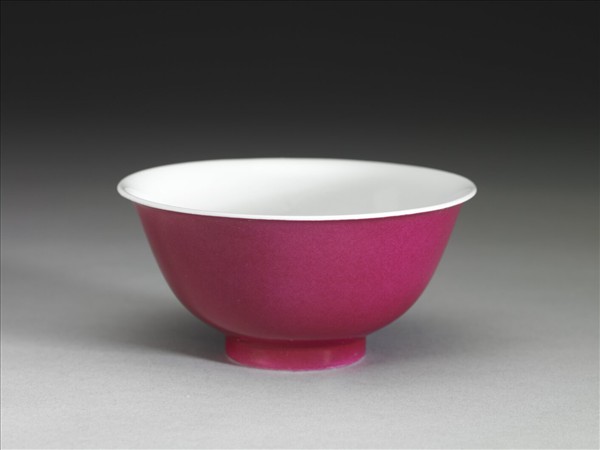 胭脂紅釉暗龍紋碗