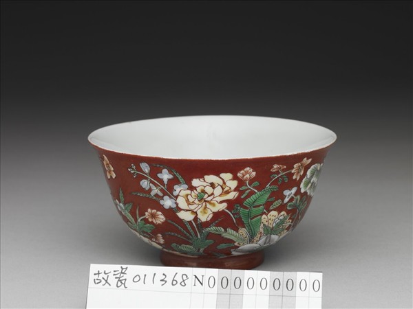 洋彩紅地四季花卉紋碗