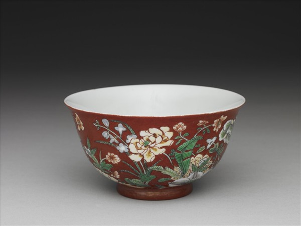 洋彩紅地四季花卉紋碗