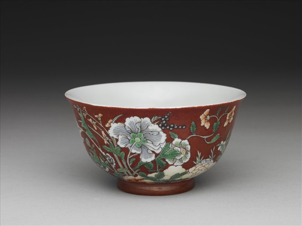 洋彩紅地四季花卉紋碗