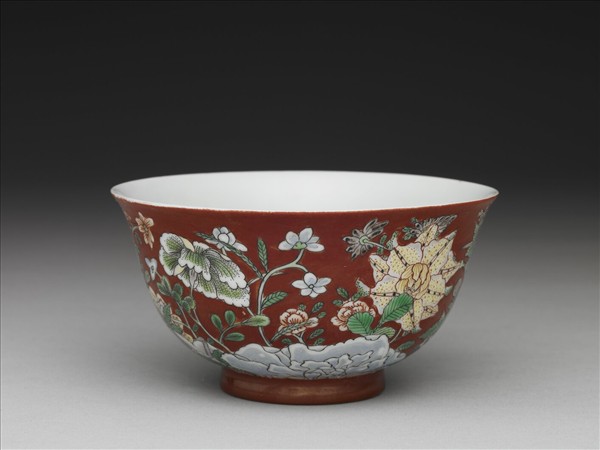 洋彩紅地四季花卉紋碗