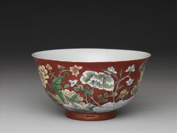洋彩紅地四季花卉紋碗