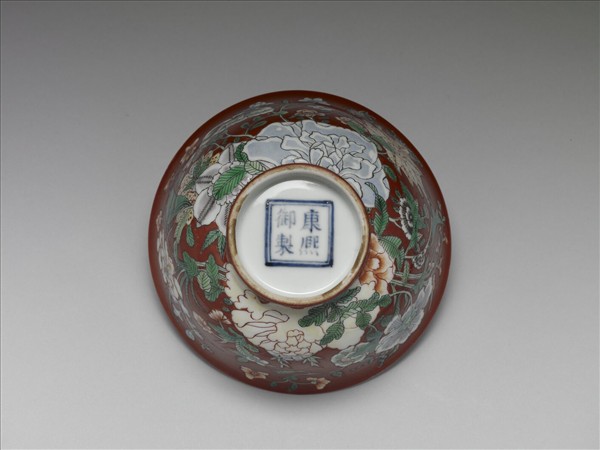 洋彩紅地四季花卉紋碗