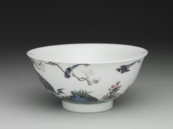 琺瑯彩孔雀圖碗