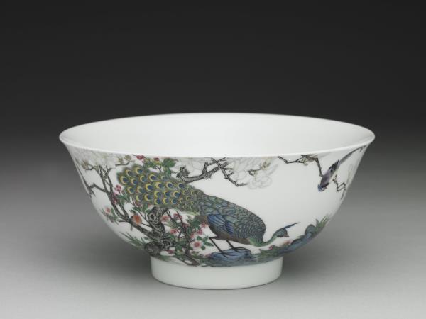 琺瑯彩孔雀圖碗