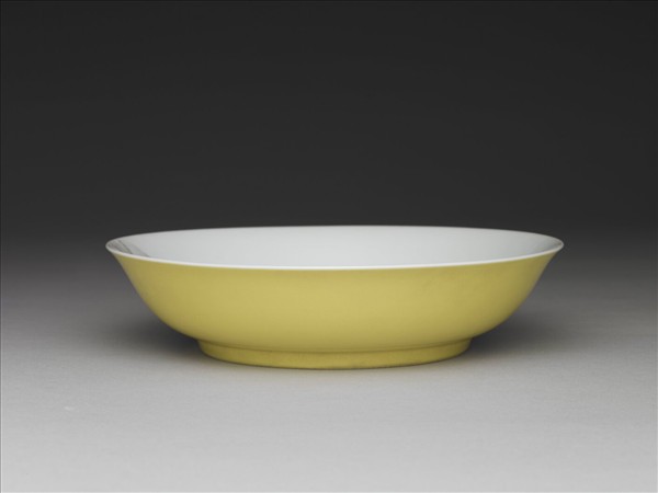 琺瑯彩黃地赭墨山水盤