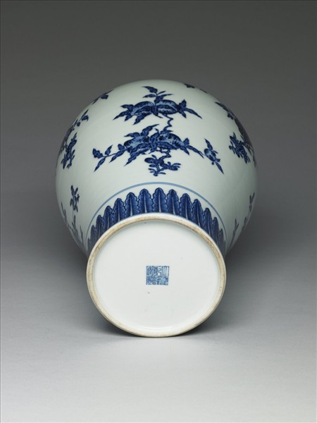 青花花果紋梅瓶