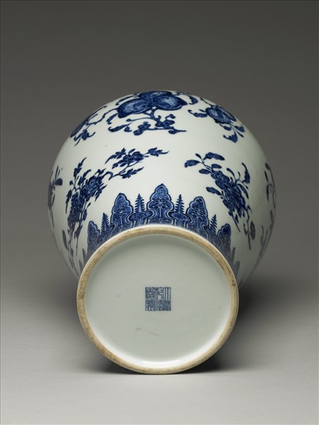 青花花果紋梅瓶