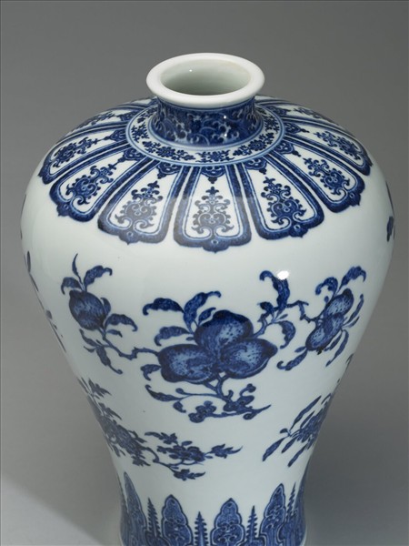 青花花果紋梅瓶