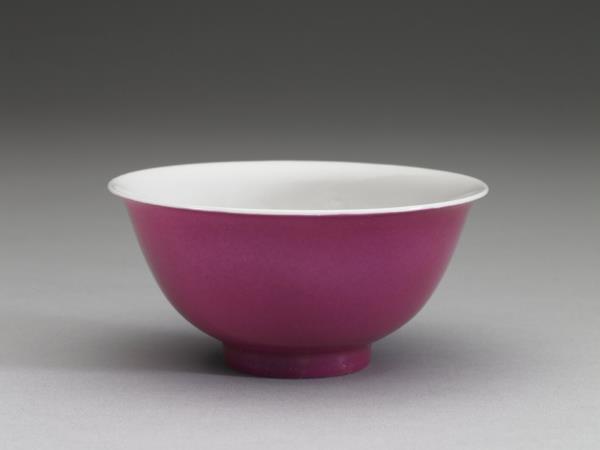 胭脂紅釉暗龍紋碗