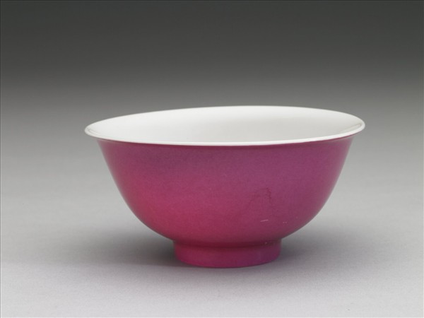 胭脂紅釉暗龍紋碗