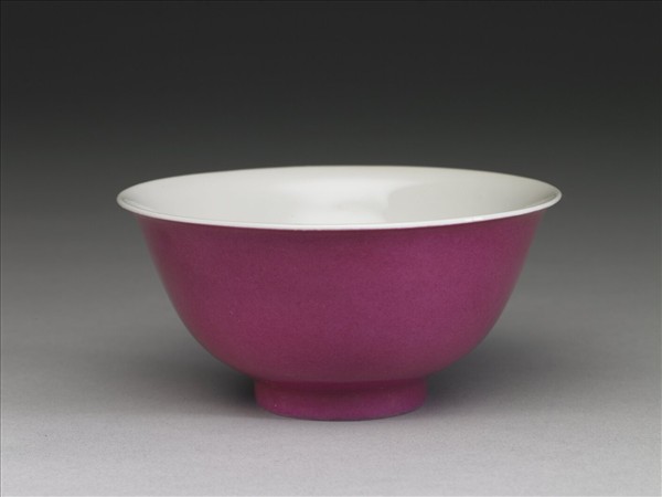 胭脂紅釉暗龍紋碗