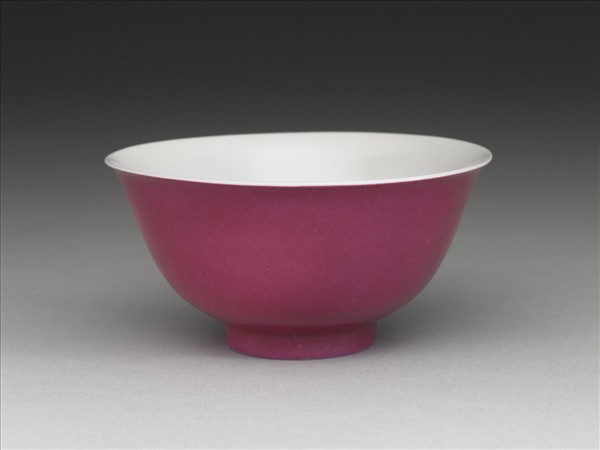 胭脂紅釉暗龍紋碗