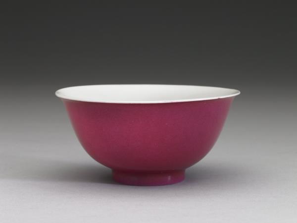 胭脂紅釉印花龍紋碗