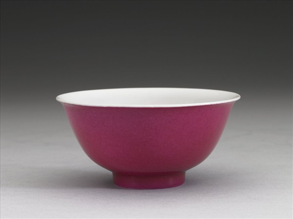 胭脂紅釉暗龍紋碗