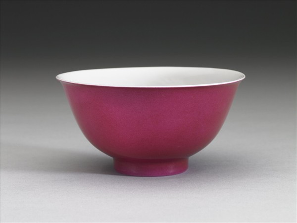 胭脂紅釉暗龍紋碗