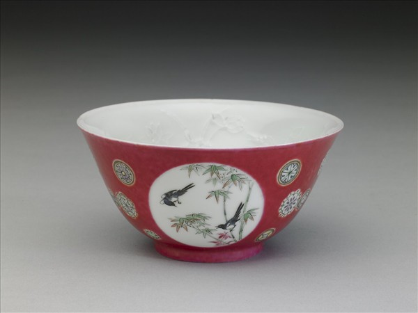 琺瑯彩洋紅地團花開光花鳥紋碗