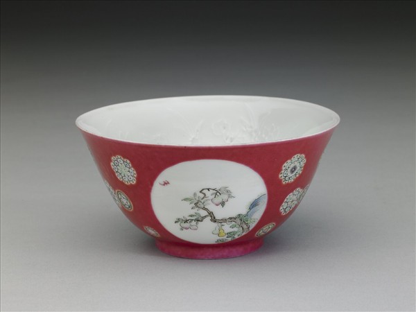 琺瑯彩洋紅地團花開光花鳥紋碗