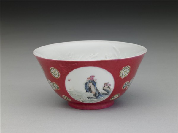 琺瑯彩洋紅地團花開光花鳥紋碗