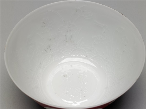 琺瑯彩洋紅地團花開光花鳥紋碗