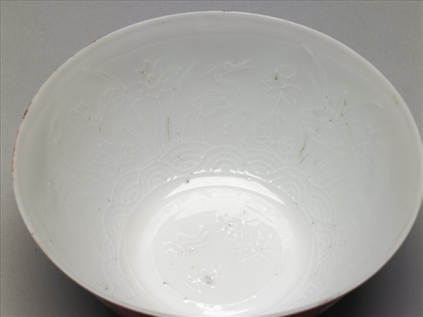 琺瑯彩洋紅地團花開光花鳥紋碗