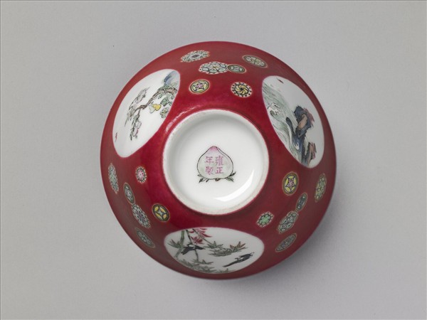 琺瑯彩洋紅地團花開光花鳥紋碗
