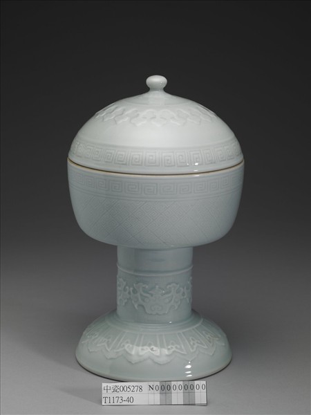 白瓷劃花雷紋豆