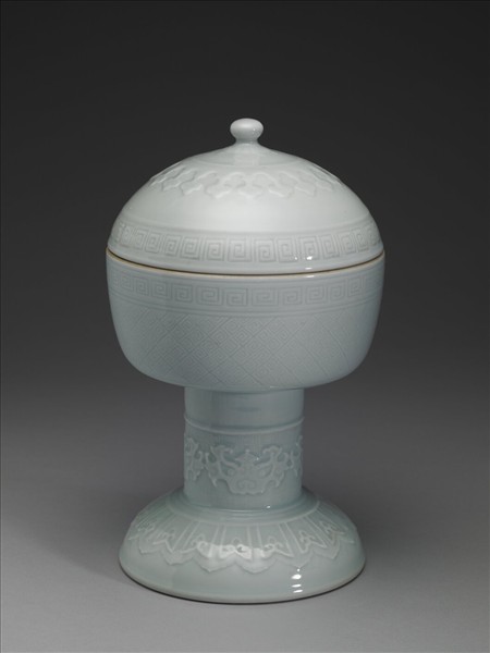 白瓷劃花雷紋豆