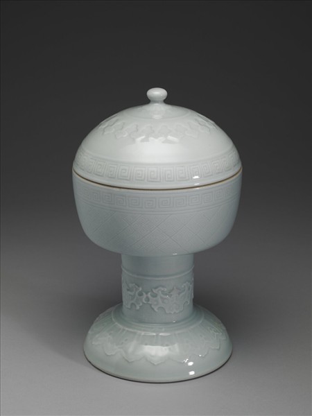 白瓷劃花雷紋豆