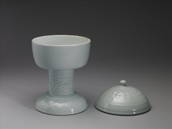 白瓷劃花雷紋豆