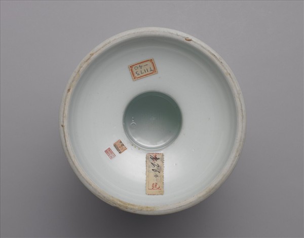 白瓷劃花雷紋豆