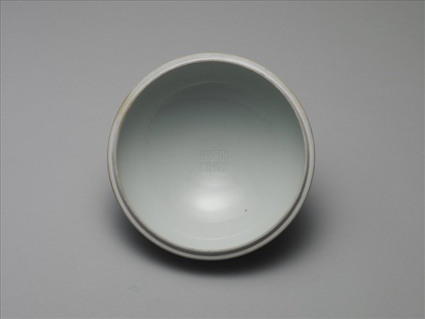 白瓷劃花雷紋豆