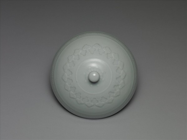 白瓷劃花雷紋豆