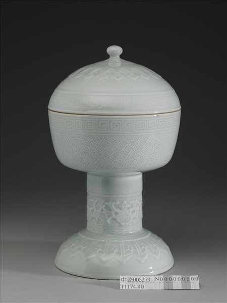 白瓷劃花雷紋豆