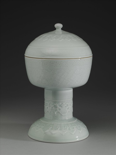 白瓷劃花雷紋豆