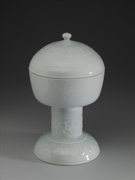 白瓷劃花雷紋豆