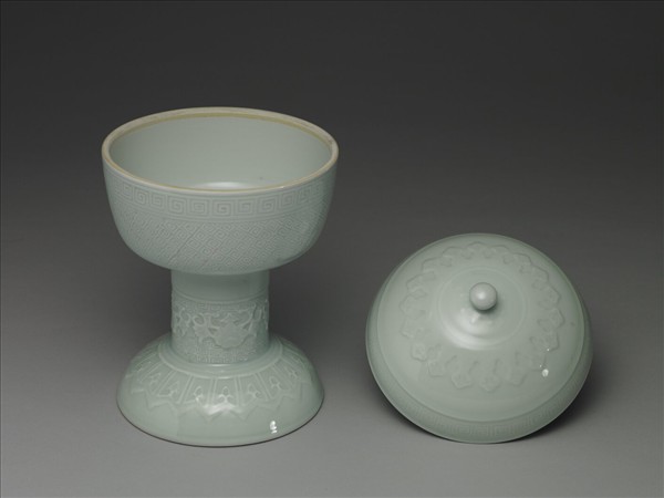 白瓷劃花雷紋豆