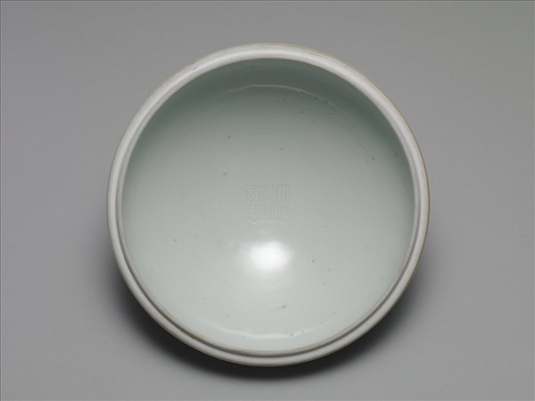 白瓷劃花雷紋豆