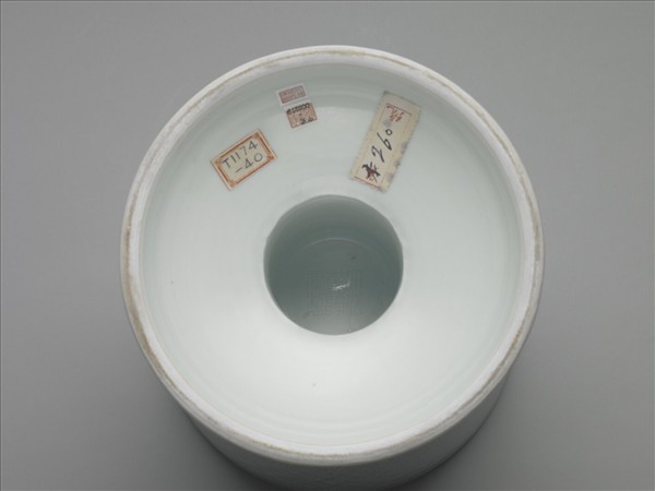 白瓷劃花雷紋豆